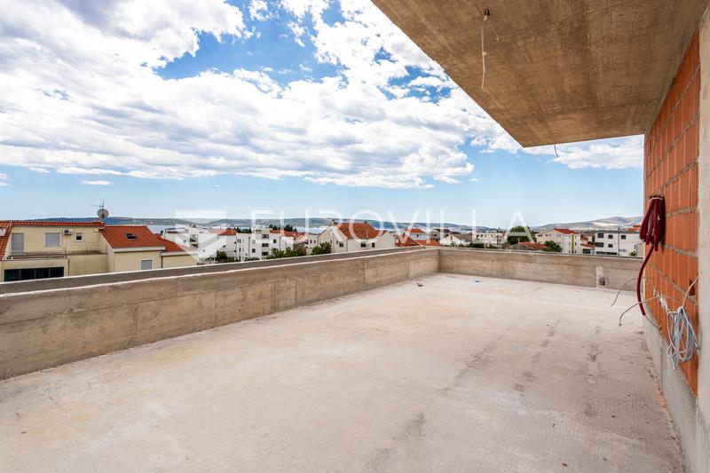 Kaštel Lukšić, třípokojový penthouse se střešní terasou a dvěma parkovacími místy - 33