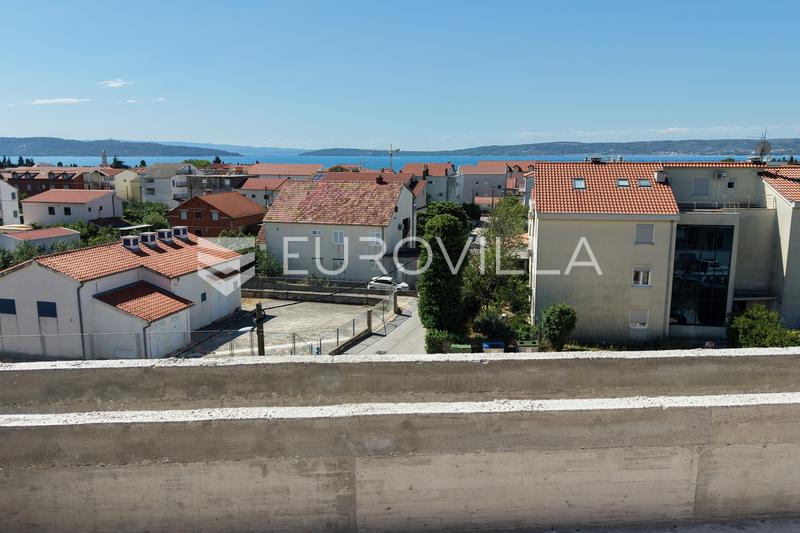 Kaštel Lukšić, třípokojový penthouse se střešní terasou a dvěma parkovacími místy - 10