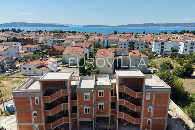 Kaštel Lukšić, třípokojový penthouse se střešní terasou a dvěma parkovacími místy - 15