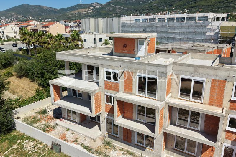 Kaštel Lukšić, třípokojový penthouse se střešní terasou a dvěma parkovacími místy - 8