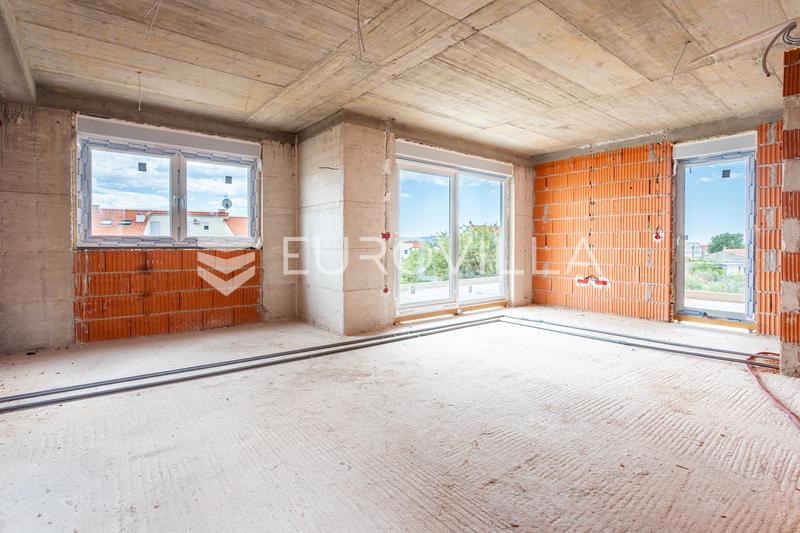 Kaštel Lukšić, třípokojový penthouse se střešní terasou a dvěma parkovacími místy - 19