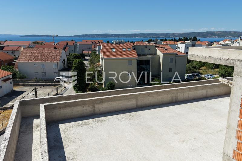Kaštel Lukšić, třípokojový penthouse se střešní terasou a dvěma parkovacími místy - 11
