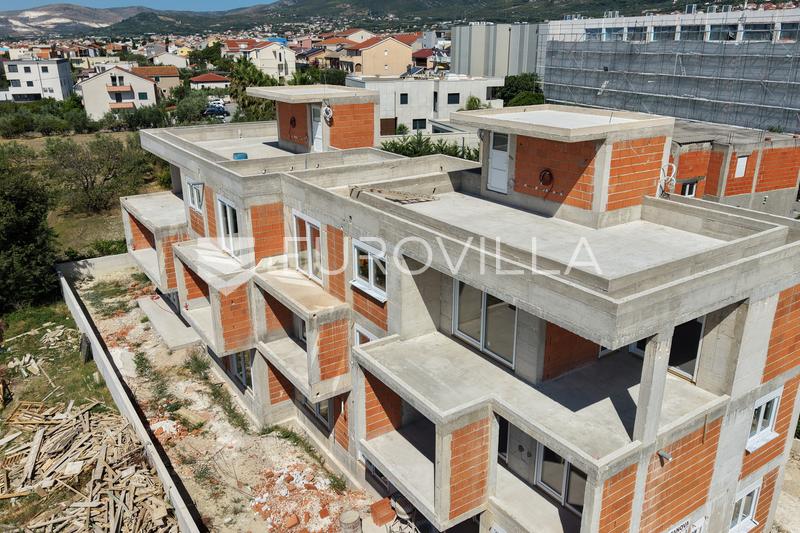Kaštel Lukšić, třípokojový penthouse se střešní terasou a dvěma parkovacími místy - 6