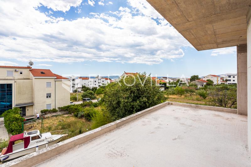 Kaštel Lukšić, třípokojový penthouse se střešní terasou a dvěma parkovacími místy - 31