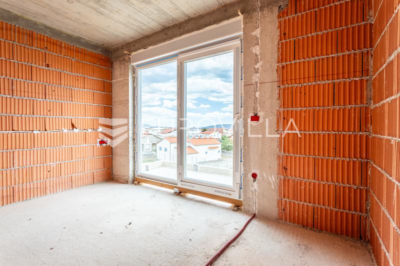 Kaštel Lukšić, třípokojový penthouse se střešní terasou a dvěma parkovacími místy - 24