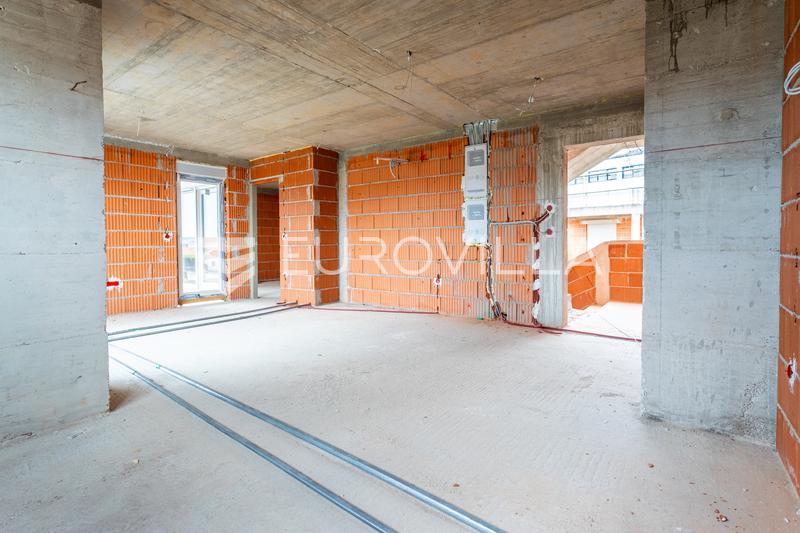 Kaštel Lukšić, třípokojový penthouse se střešní terasou a dvěma parkovacími místy - 20