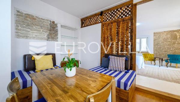 Šibenik, gamla stadskärnan, renoverad lägenhet med 3 bostäder.