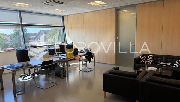 Zagreb, Zitnjak, kantoor- en magazijngebouw 9.540 m² op een perceel van 9.600 m²