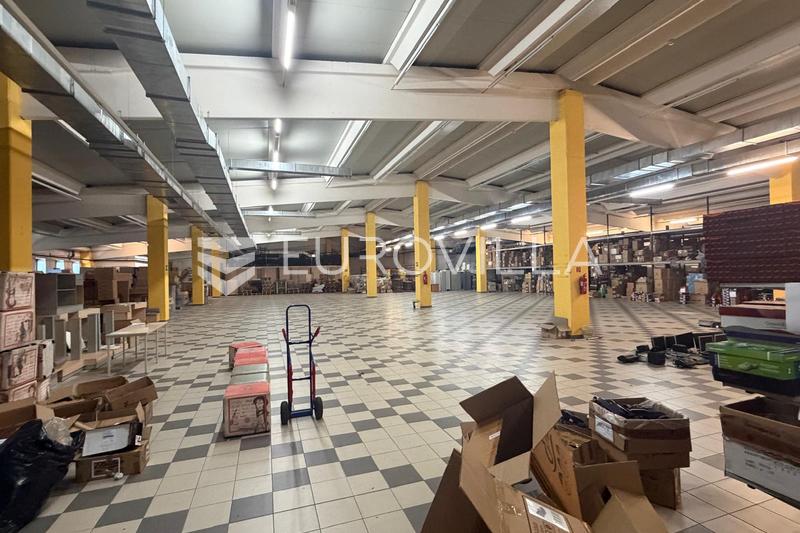 Zagreb, Zitnjak, kantoor- en magazijngebouw 9.540 m² op een perceel van 9.600 m² - 2