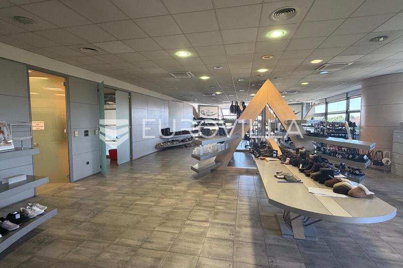 Zagreb, Zitnjak, kantoor- en magazijngebouw 9.540 m² op een perceel van 9.600 m² - 3
