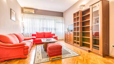 Zagreb, Centar, blizina hotela Sheraton, dvosoban stan 72 m² s loggiom i balkonom