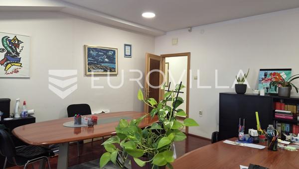 Zagreb, Savska cesta, uredski prostor s parkirnim mjestom 31 m²