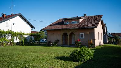 Županja, prostrana obiteljska kuća površine 180 m² na parceli od 788 m² u mirnoj ulici