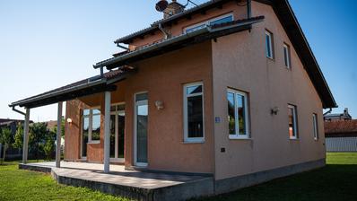 Zsupanja - Tágas, 180 m²-es családi ház 788 m²-es telken, csendes lakóutcában.