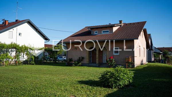 Županja, prostrana obiteljska kuća površine 180 m² na parceli od 788 m² u mirnoj ulici