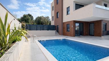 Pag, Jakisnica, apartamento de tres dormitorios con piscina en un edificio de lujo de nueva construcción, 122,81 m²