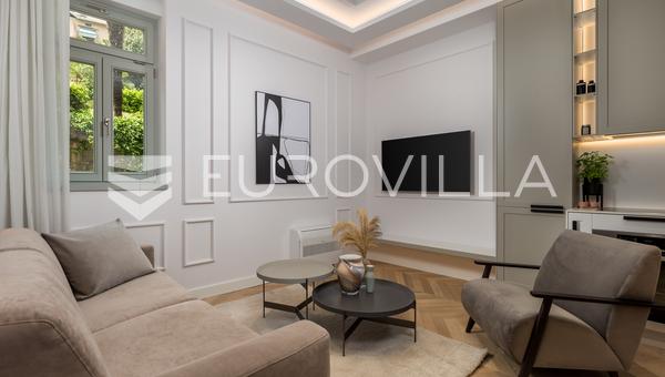 Opatija, központ, újonnan felújított luxuslakás NKP 51,76 m2
