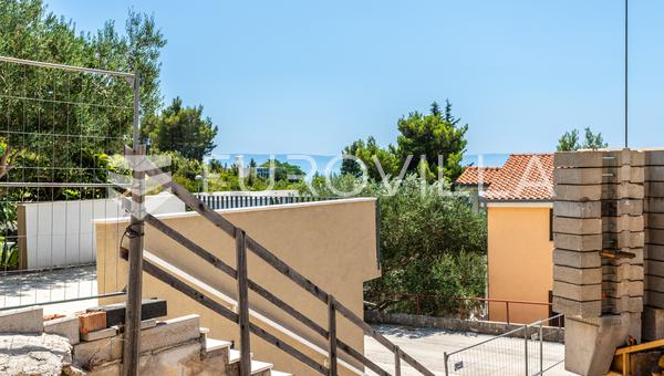 Krvavica, apartamento de tres habitaciones de nueva construcción en la planta baja con vistas al mar.