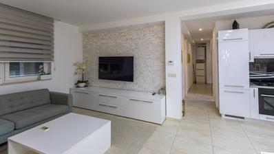 Centro da Cidade de Slavonski Brod - Apartamento de 70 m² com Terraço e Estacionamento Privado