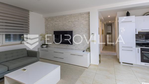 Slavonski Brod Bymidte - 70 m² Lejlighed med Terrasse og Privat Parkering