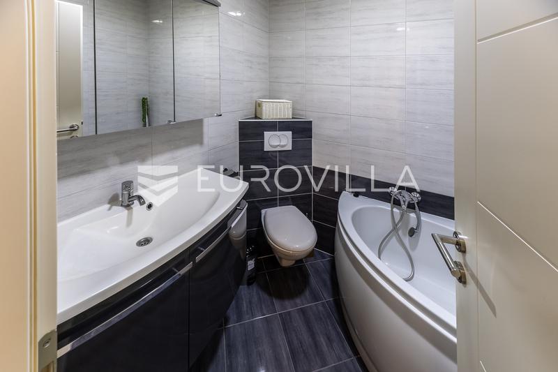 Slavonski Brod Bymidte - 70 m² Lejlighed med Terrasse og Privat Parkering - 8
