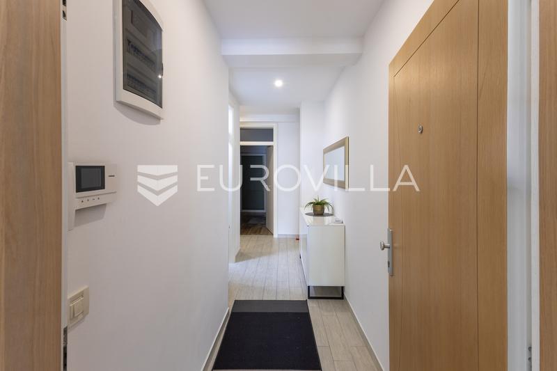 Slavonski Brod Bymidte - 70 m² Lejlighed med Terrasse og Privat Parkering - 4