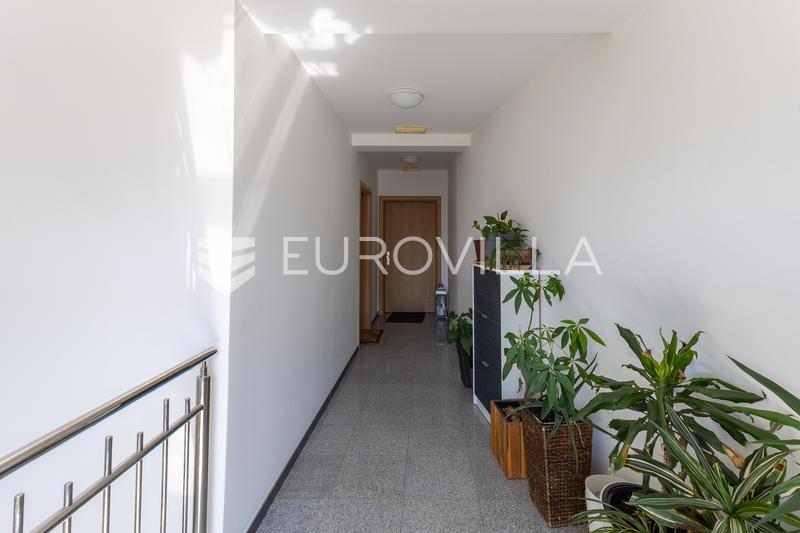 Slavonski Brod Bymidte - 70 m² Lejlighed med Terrasse og Privat Parkering - 3
