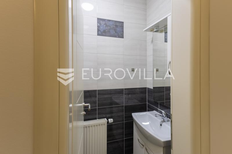 Slavonski Brod Bymidte - 70 m² Lejlighed med Terrasse og Privat Parkering - 5
