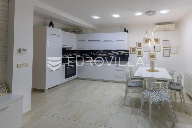 Slavonski Brod Bymidte - 70 m² Lejlighed med Terrasse og Privat Parkering - 10