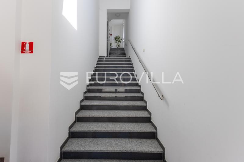 Slavonski Brod Bymidte - 70 m² Lejlighed med Terrasse og Privat Parkering - 2