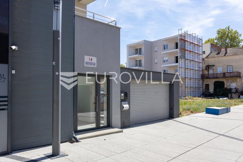 Slavonski Brod Bymidte - 70 m² Lejlighed med Terrasse og Privat Parkering - 16