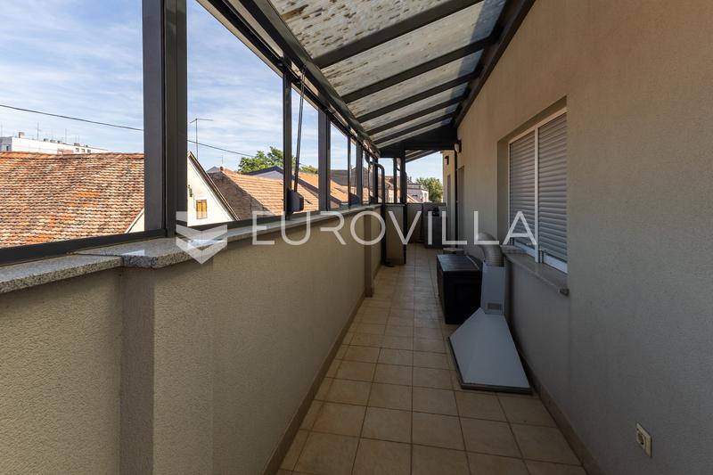 Slavonski Brod Bymidte - 70 m² Lejlighed med Terrasse og Privat Parkering - 12