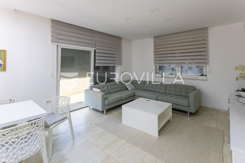 Slavonski Brod Bymidte - 70 m² Lejlighed med Terrasse og Privat Parkering - 9