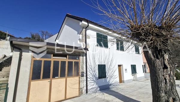 Rijeka - Helrenoverat kusthus med två bostadsenheter, ett garage och en trädgård