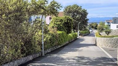 Malinska, Vantačići, Apartament z jedną sypialnią, salonem, balkonem i widokiem na morze, bezpośrednio przy plaży.