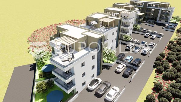 Trogir, dvosoban stan na drugom katu s balkonom i parkirnim mjestom