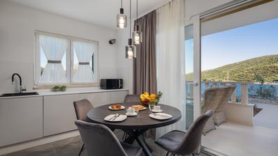 Trogir, Marina, bútorozott két hálószobás apartman a földszinten, úszómedencével és edzőteremmel