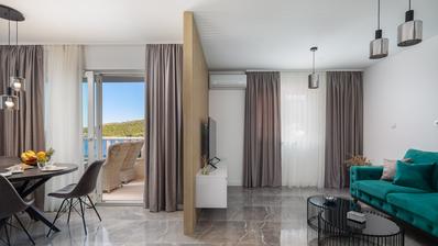Trogir, Marina, apartamento mobilado de dois quartos no rés-do-chão com piscina e ginásio