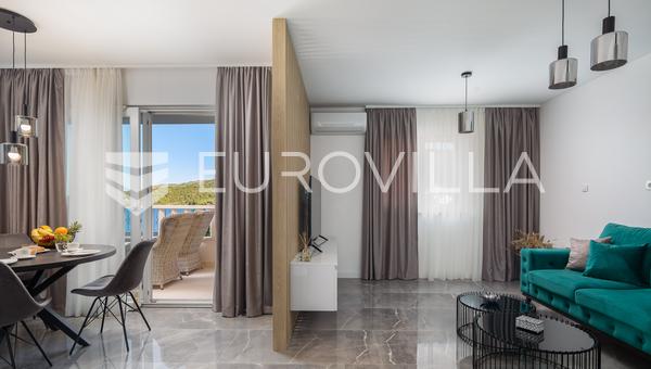 Trogir, Marina, uređen dvosoban stan u prizemlju bazen i teretana