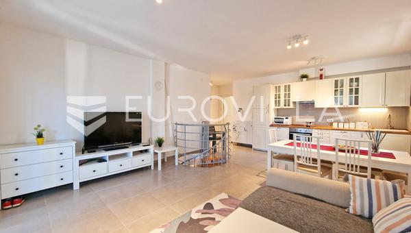 Peroj, Fazana - Geräumige 130 m² Wohnung mit 227 m² Garten und großem Kellerraum