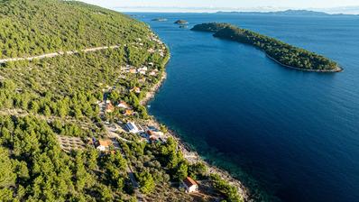 Otok Korčula, uvala Karbuni, građevinsko zemljište uz more