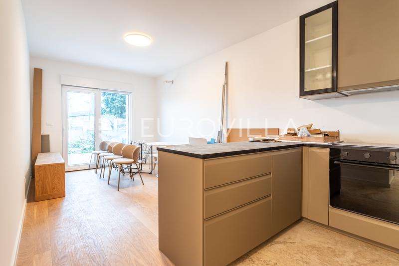 Split Visoka, ekskluzivan dvosoban stan s bazenom i vrtom u novogradnji