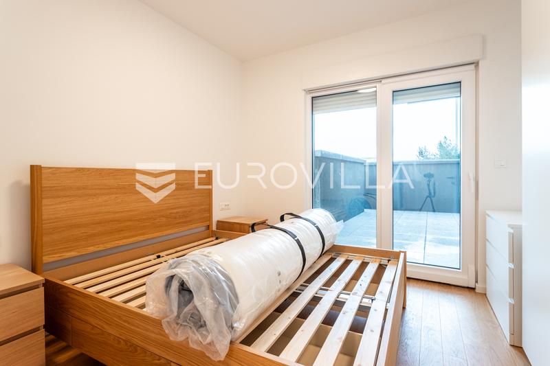 Split Visoka, ekskluzivan dvosoban stan s bazenom i vrtom u novogradnji