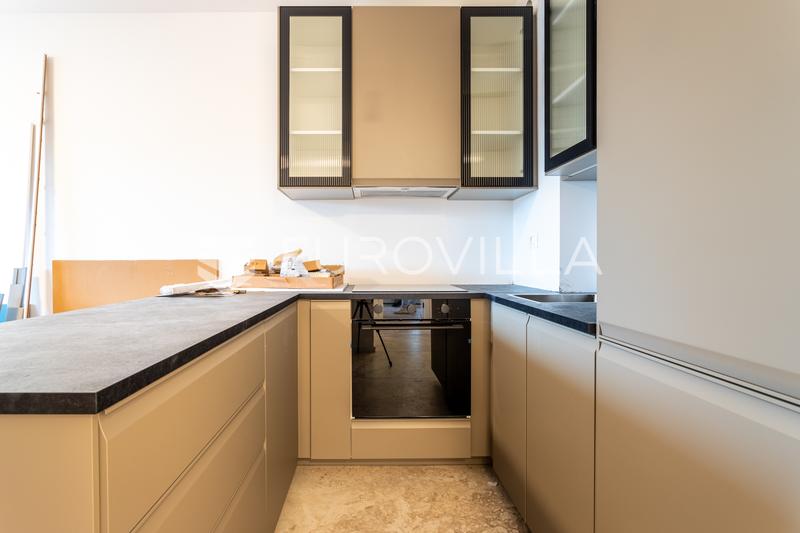 Split Visoka, ekskluzivan dvosoban stan s bazenom i vrtom u novogradnji