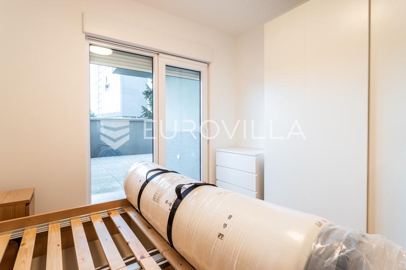 Split Visoka, ekskluzivan dvosoban stan s bazenom i vrtom u novogradnji