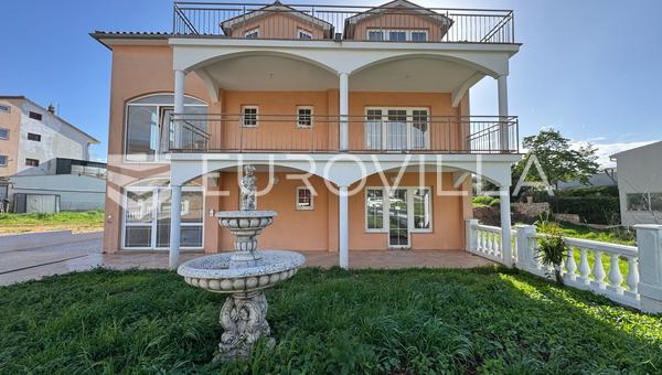 Fažana, Valbandon, raskošna vila s tri stambene jedinice, 360 m²