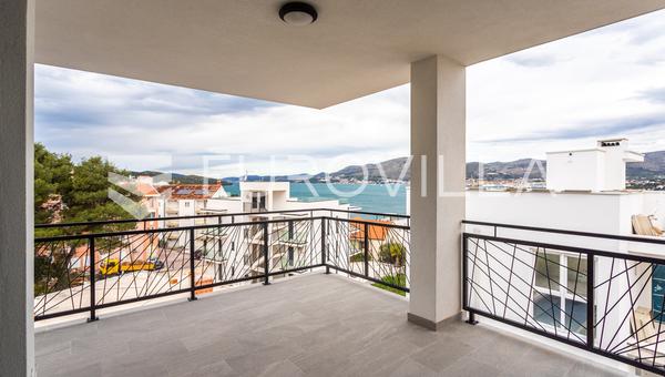 Ciovo, Okrug Gornji, attico trilocale con terrazza sul tetto e vista mare