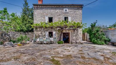 Istria, Svetvinčenat, nehnuteľnosť s dvomi kamennými domami a záhradou s rozlohou 2 272 m²