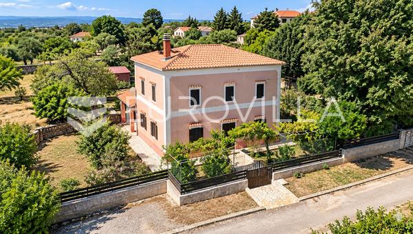 Eiland Cres, Punta Kriza, huis van 280 m² voor renovatie op een ruim perceel van 3.150 m²