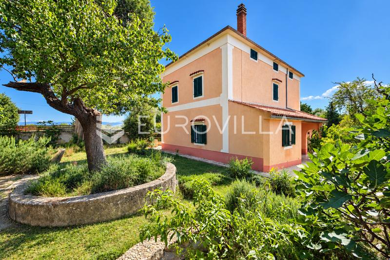 Eiland Cres, Punta Kriza, huis van 280 m² voor renovatie op een ruim perceel van 3.150 m² - 5